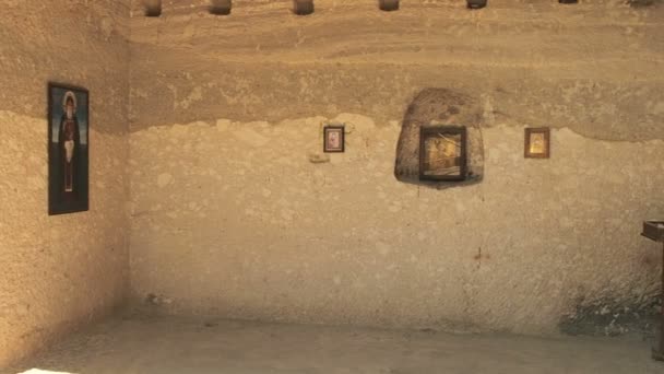 Panning of the prayer room in which the monks prayed in the ancient Vardzia cave monastery in Georgia — Stock Video