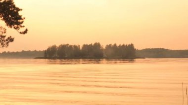 Manzara güzel altın günbatımı kırmızı gökyüzü nehir Volga Gölü. Güneş ufukların arkasına batır. Sessizlik ve huzur