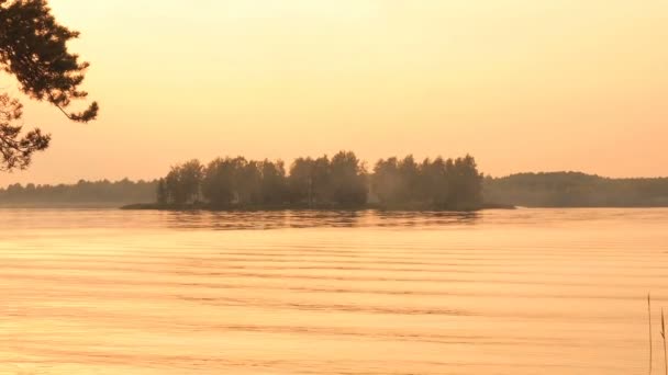 Liggande vacker gyllene solnedgång röd himmel flod Volga sjön. Solen sätter sig bakom horisonten. Tystnad och stillhet — Stockvideo