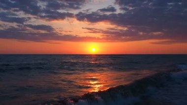 Sahilde güzel turuncu Günbatımı muhteşem renkler ışık ışın The Cloudscape Seascape Through Sunset deniz dalgaları 30 fps Ile Shining