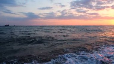 Sahilde güzel kırmızı günbatımı Panoraması muhteşem renkler ışık ışını Shining üzerinden Cloudscape Seascape Pink Sunset deniz dalgaları sürgülü kamera 30fps