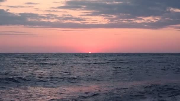 Beau coucher de soleil rouge à la plage Couleurs étonnantes faisceau de lumière brillant à travers le paysage marin nuageux au coucher de soleil rose vagues de mer 30fps — Video