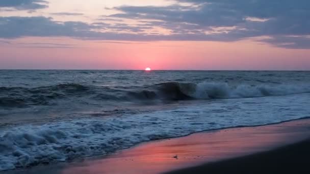 Beau coucher de soleil rouge à la plage Couleurs étonnantes faisceau de lumière brillant à travers le paysage marin nuageux au coucher de soleil rose vagues de mer 30fps — Video