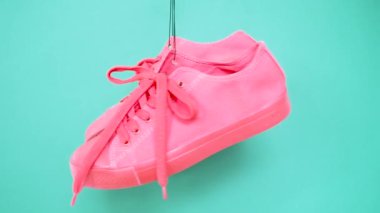 Parlak Renkli Spor Ayakkabı Asma. Moda Kadın Trendy Eğitmenler. Şık Hipster Plimsole Parlak Pembe Turkuaz Renkli Spor Ayakkabı. Minimal Pop Art Konsepti . Psychedelic Düz Lay. Sanat Tasarım Arka Plan