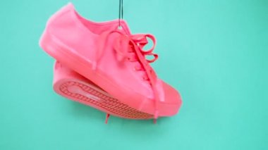 Parlak Renkli Spor Ayakkabı Asma. Moda Kadın Trendy Eğitmenler. Şık Hipster Plimsole Parlak Pembe Turkuaz Renkli Spor Ayakkabı. Minimal Pop Art Konsepti . Psychedelic Düz Lay. Sanat Tasarım Arka Plan