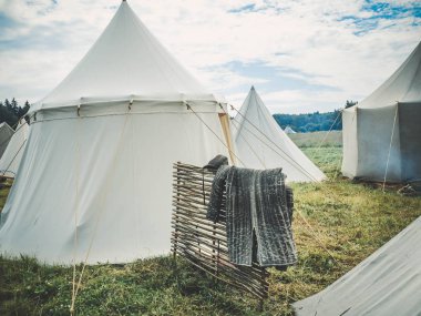 Ortaçağ yaşam tarzının açık hava sahnesi. Vintage koruyucu knigts giysiler ortaçağ kampında çit asılı. Gambeson aketon, yastıklı jak veya kollama doublet