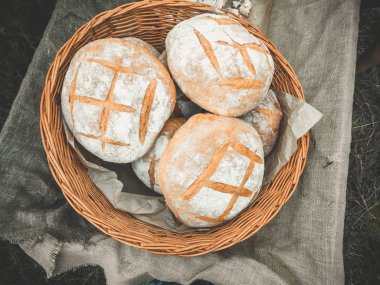 Sepette taze ocak yuvarlak ekmek