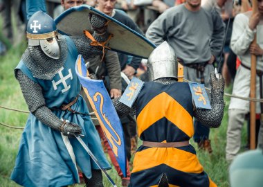 Ritter Weg, Morozovo, Nisan 2017: Avrupa Ortaçağ Festivali. Ellerinde kalkanlar ile kılıç üzerinde kask ve zincir posta savaş Ortaçağ mızrak şövalyeleri