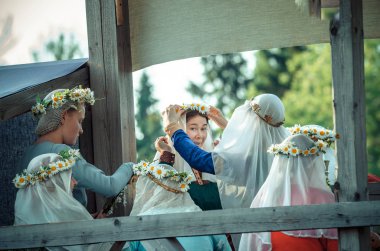 Ritter Weg, Morozovo, Nisan 2017: Ortaçağ festivali Ritter Weg'de papatyaların başında peçe li uzun elbiseler içinde güzel kızlar papatyaların başında çelenk ler örer.
