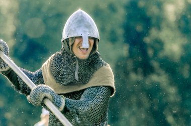Ritter Weg, Morozovo, Nisan 2017: Knight elinde bir mızrakla saldırıya geçiyor. Ağır zırhlı güçlü şövalye saldırısı