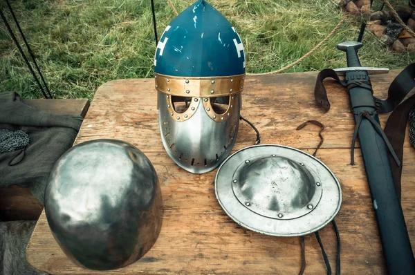 Средневековая сцена. Средневековые рыцарские атрибуты шлем, кольчуга, щит пряжки, меч, halberd. Реконструкция средневековой жизни — стоковое фото