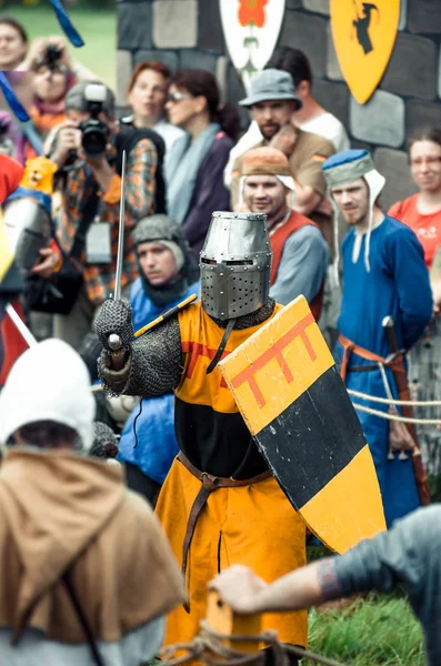 RITTER WEG, MOROZOVO, ABRIL 2017: Festival de la Edad Media Europea. Justas medievales en cascos y cota de malla batallan con espadas con escudos en sus manos —  Fotos de Stock