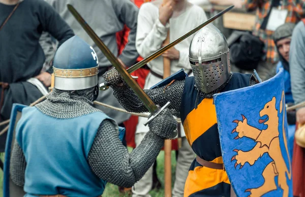 Ritter Weg, Morozovo, Nisan 2017: Avrupa Ortaçağ Festivali. Ellerinde kalkanlar ile kılıç üzerinde kask ve zincir posta savaş Ortaçağ mızrak şövalyeleri — Stok fotoğraf