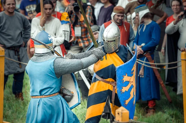 RITTER WEG, MOROZOVO, ABRIL 2017: Festival de la Edad Media Europea. Justas medievales en cascos y cota de malla batallan con espadas con escudos en sus manos —  Fotos de Stock