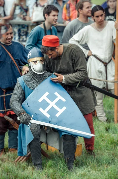 RITTER WEG, MOROZOVO, AVRIL 2017 : Festival du Moyen Âge européen. Scène : Le mentor instruit le chevalier avant le combat. Chevalier médiéval joute en casque et chaîne mail bataille sur épée avec bouclier — Photo