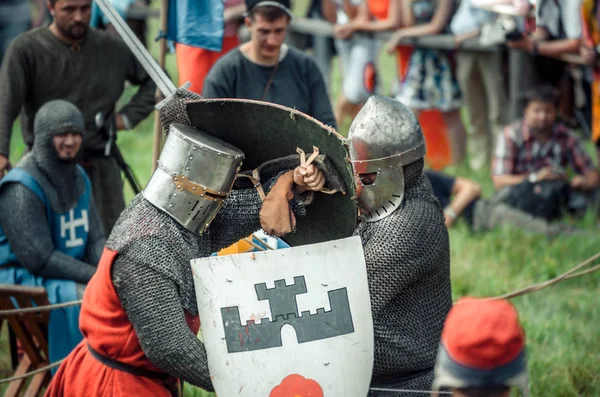 RITTER WEG, MOROZOVO, ABRIL 2017: Festival de la Edad Media Europea. Justas medievales en cascos y cota de malla batallan con espadas con escudos en sus manos —  Fotos de Stock