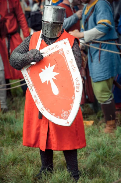 РИТТЕР УОН, МОРОЗОВО, АПРЕЛЬ-2017: Фестиваль европейского средневековья. Портрет средневекового рыцаря в шлеме и цепная почтовая битва на мечах со щитом в руке . — стоковое фото
