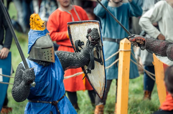 RITTER WEG, MOROZOVO, ABRIL 2017: Festival de la Edad Media Europea. Justas medievales en cascos y cota de malla batallan con espadas con escudos en sus manos —  Fotos de Stock