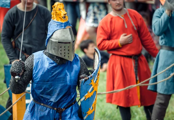 RITTER WEG, MOROZOVO, ABRIL 2017: Festival de la Edad Media Europea. Justas medievales en cascos y cota de malla batallan con espadas con escudos en sus manos —  Fotos de Stock
