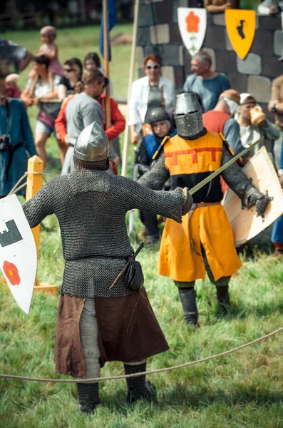 RITTER WEG, MOROZOVO, ABRIL 2017: Festival de la Edad Media Europea. Justas medievales en cascos y cota de malla batallan con espadas con escudos en sus manos —  Fotos de Stock