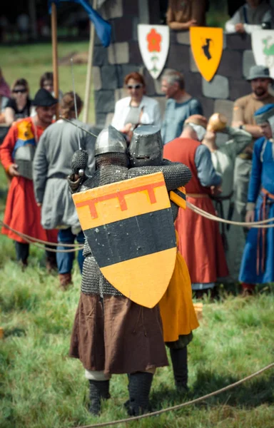 RITTER WEG, MOROZOVO, ABRIL 2017: Festival de la Edad Media Europea. Justas medievales en cascos y cota de malla batallan con espadas con escudos en sus manos —  Fotos de Stock