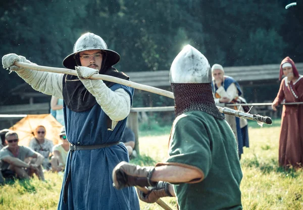 RITTER WEG, MOROZOVO, ABRIL 2017: Festival de la Edad Media Europea. Justas medievales en cascos y cota de malla batallan con espadas con escudos en sus manos —  Fotos de Stock