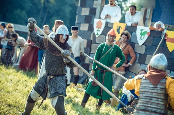 РИТТЕР УОН, МОРОЗОВО, АПРЕЛЬ-2017: Фестиваль европейского средневековья. Средневековые рыцари в шлемах и кольчуге сражаются на мечах со щитами в руках — стоковое фото