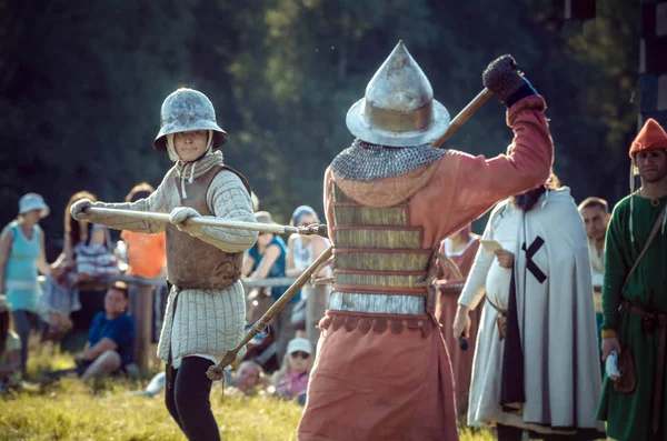 РИТТЕР УОН, МОРОЗОВО, АПРЕЛЬ-2017: Фестиваль европейского средневековья. Средневековые рыцари в шлемах и кольчуге сражаются на мечах со щитами в руках — стоковое фото