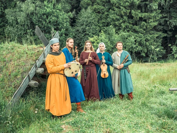 Ritter weg, morozovo, april 2017: mittelalterliche Musikanten spielen Musikinstrumente lizenzfreie Stockfotos