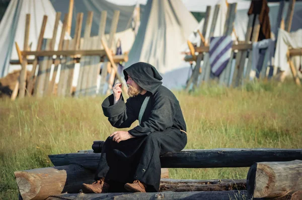 里特·韦格，莫罗佐沃，2017年4月：欧洲中世纪的节日。僧侣在传统的中世纪庆祝活动的长黑色斗篷斗篷与头罩 图库图片