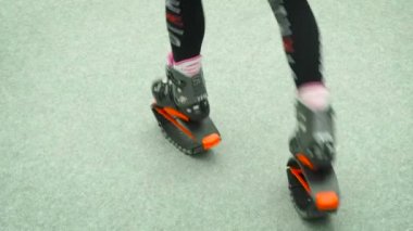 Moskova, Rusya - 12 Nisan 2019: Kanguru spor salonu kapalı anti yerçekimi fitness botkız atlar. Jumper botlarıyla koşuyor. Tozluk ve kangoo atlama botları üzerinde yaylar ile Kadın bacaklar