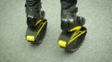 Moskova, Rusya - 12 Nisan 2019: Kanguru spor salonu kapalı anti yerçekimi fitness botkız atlar. Jumper botlarıyla koşuyor. Tozluk ve kangoo atlama botları üzerinde yaylar ile Kadın bacaklar