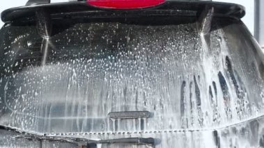 Moskova, Rusya 25 Mart 2019: Self Servis Oto Yıkamada Oto Yıkama İşlemi. Yüksek Basınçlı Su Jeti Arabanın Arka Penceresinden KöpükTen Temizle