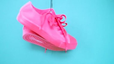 Bright asılı spor ayakkabı renkli. Moda kadın Trendy eğitmenler. Şık Hipster Plimsole parlak pembe mavi renk spor ayakkabıları. En az Pop sanat kavramı. Psychedelic düz yatıyordu. Sanat Tasarım arka plan