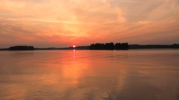 Paisaje hermoso dorado atardecer rojo cielo río. El sol se pone detrás del horizonte. Silencio y serenidad — Vídeo de stock