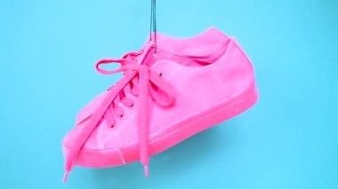 Bright asılı spor ayakkabı renkli. Moda kadın Trendy eğitmenler. Şık Hipster Plimsole parlak pembe mavi renk spor ayakkabıları. En az Pop sanat kavramı. Psychedelic düz yatıyordu. Sanat Tasarım arka plan