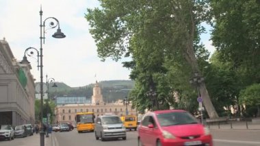 Tiflis, Gürcistan-15 Haziran 2017: Avrupa kentinin merkezinde yol taşımacılığında hareket. Tiflis 'te Bağımsızlık Meydanı