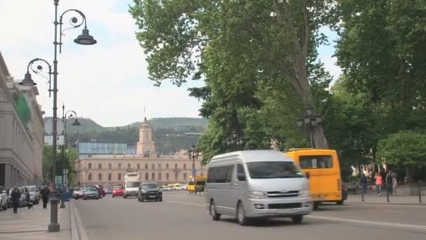 ТБИЛИСИ, Грузия - 15 июня 2017 года: Движение автомобильного транспорта в центре европейского города. Площадь Независимости в Тбилиси — стоковое видео