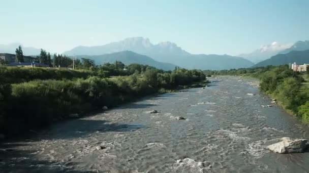 O rio de montanha áspero Terek encontra seu caminho através do vale perto da cidade de Vladikavkaz. Ossétia do Norte-Alânia Rússia — Vídeo de Stock