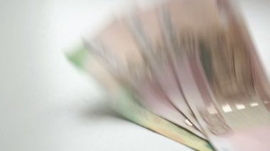 Para saymak için. Para beyaz bir masanın üzerine düşüyor. İnsanlar el Rus ruble banknotlar ücretleri 100 ve 200 beyaz bir arka plan üzerine atar.