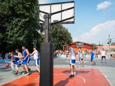 Moskova, Rusya - 4 Ağustos 2018: Yaz aylarında Gorky Park'ta basketbol oynayan takım. Şehir sokak gençlik basketbol turnuvası