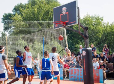 Moskova, Rusya - 4 Ağustos 2018: Yaz aylarında Gorky Park'ta basketbol oynayan takım. Şehir sokak gençlik basketbol turnuvası. Basketbolcu topu basketbol potasına atıyor