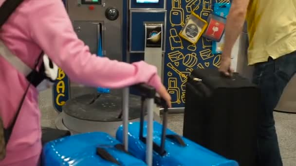 Bagage terugloop service op de luchthaven, Bagage is verpakt in cellofaan folie. Werknemers verpakt een groot aantal koffers in plastic stretchfilm — Stockvideo