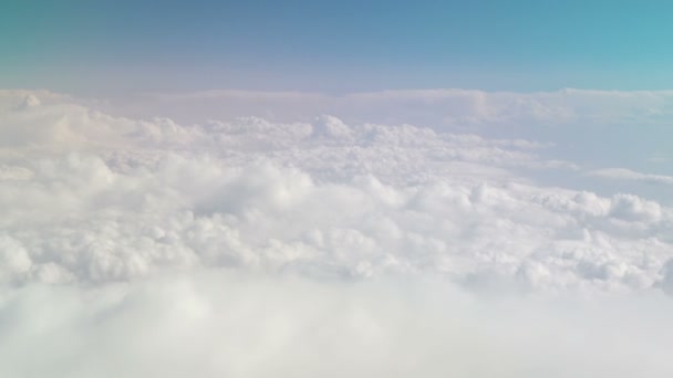 Kilátás a gépről mozgó hófehér felhőkben. Égi háttér. A Mennyország. Repülni egy repülőn a felhők között. Nyugodt háttér