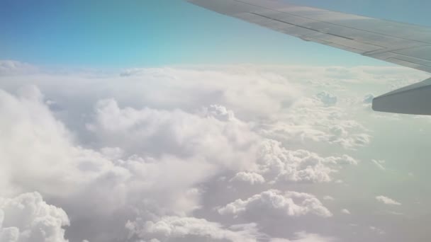 Vista desde el avión en movimiento nubes blancas como la nieve. Fondo del cielo. El Cielo. Volando en un avión entre las nubes — Vídeos de Stock