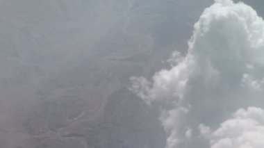 Hareket eden bulutlarda düzlemden görünüm. Gökyüzü arka planı. Cennet