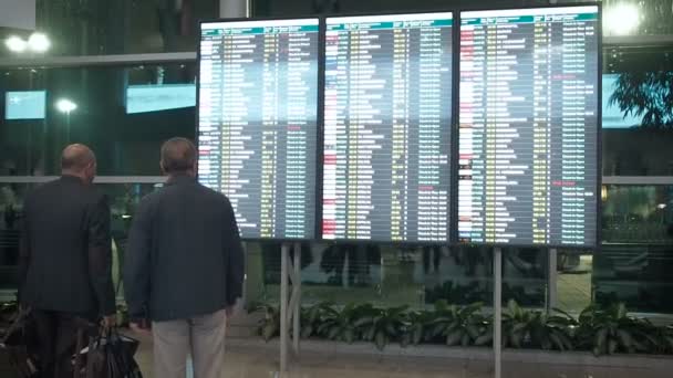 Moskva, Ryssland-6 maj 2019: människor väntar på avgång på flygplatsen, avgångs tavla, flygplats elektronisk tidsplan display, statisk. Elektronisk visning av avgångar och ankomster på flygplatsen — Stockvideo