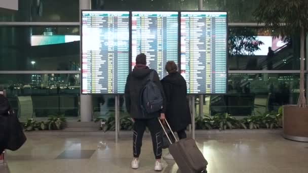 Mosca, Russia - 6 maggio 2019: La gente aspetta la partenza in aeroporto, imbarco di partenza, visualizzazione elettronica degli orari aeroportuali, statica. Visualizzazione elettronica delle partenze e degli arrivi in aeroporto — Video Stock