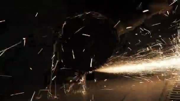 金属角度粉砕機の切断中に火花。グラインダーの回転ディスクの周りに多くの輝く火花が飛びます。輝く背景。金属切断 — ストック動画