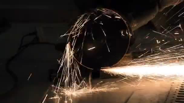 金属角度粉砕機の切断中に火花。グラインダーの回転ディスクの周りに多くの輝く火花が飛びます。輝く背景。金属切断 — ストック動画